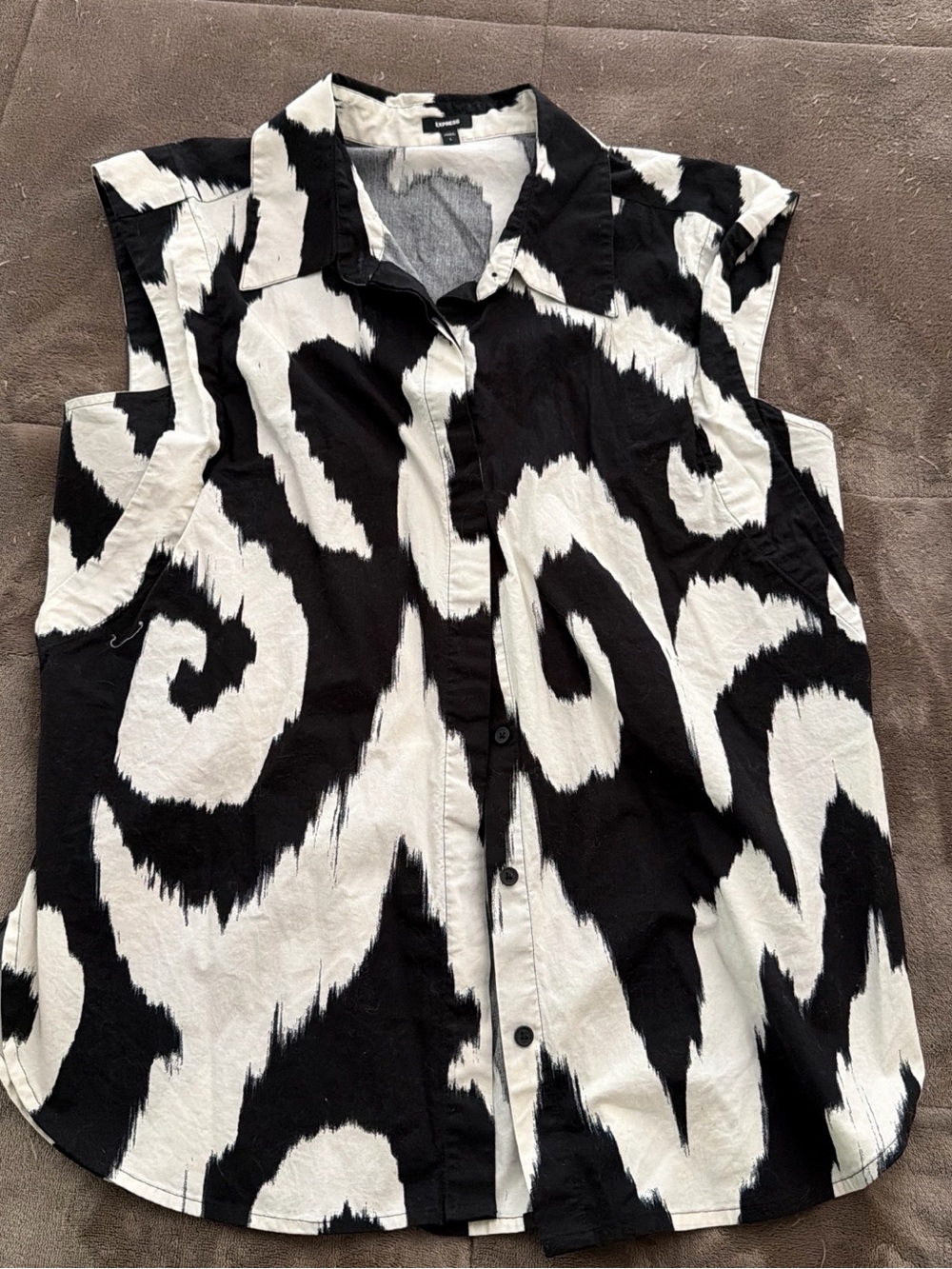 Express Black and White Abstract Print Sleeveless Button-Up Blouse